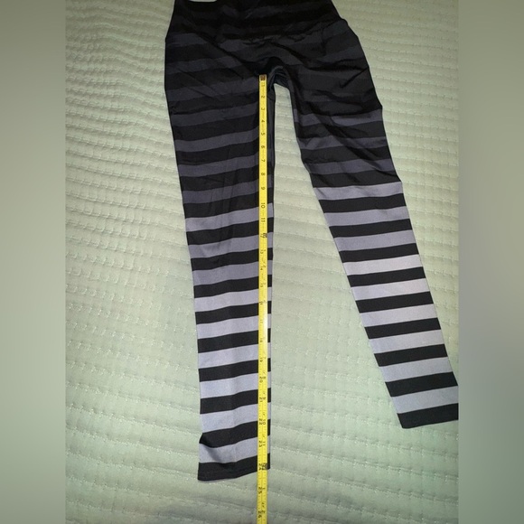 K-Deer Black and Gray Striped Leggings.  Size Large VGUC - Picture 6 of 8